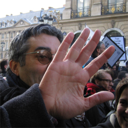 Sa mère ne sait pas qu'il est inverti.