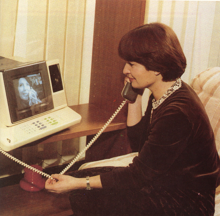 «A la pointe du progrès, l'industrie française de télécommunications a mis au point cet appareil composé d'une caméra de télévision et d'un écran associés à un poste téléphonique. Expérimenté à Biarritz en mars 1984, cet appareil permet aux interlocuteurs de se voir tout en se parlant»