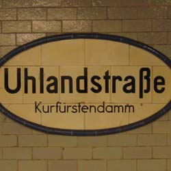 Dans le métro, y'a une voix comme sur la ligne 14, mais en allemand. Ganz furchtbar.