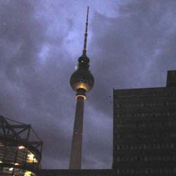Le mec que Janaïna avait rencontré en boîte lui a posé un lapin à l'Alexanderplatz (ou alors elle s'est gourée de jour). Mais après on l'a vue marcher avec un *garçon* dans la *rue*.