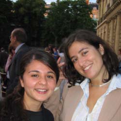 Jeudi, la Summer Party de l'Organisation passait la musique de la Gay Pride. Sheraz razziait les sushis et Claire dansait du ventre.