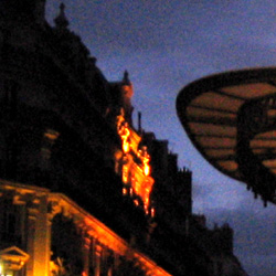 Pour des raisons non élucidées, flâner dans Saint-Germain-des-Prés est une activité d'automne.