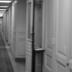 ... sauf que je suis parti le dernier de mon service -- sauf mon directeur --, passé 20 heures, dans un ministère vide et triste comme une permanence de nuit.