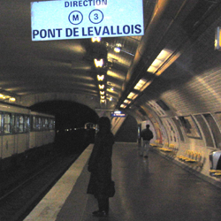 Quand je vais au travail, je prends la 13 à Place de Clichy: vaste, froid, bondé. Mais le weekend, je flâne aller et retour à Saint-Georges.