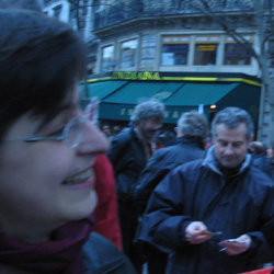 Samedi, des militants communistes rechignent à admettre que leur problème électoral est avant tout lié à la confusion sur leur charte graphique. Puis le masochisme reprend le dessus et ils acquiescent.