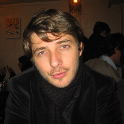 Vendredi, Pierre-Yves s'est dandifié et va aller vendre de la maille piquée dans les favelas chic.