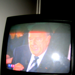 Jeudi aussi, Chirac découvre la précarité des Français non résidents de l'Elysée.