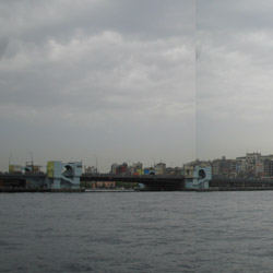 Sur le Bosphore, derrière le ferry-boat, le vent porte l'écho, l'infinie répétition de l'appel à la prière.
