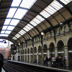 A Londres, jamais rien ne change: toujours, «This train terminates at Edg-waaaaare»
