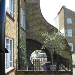 Un hôtel avec terrasse ultra-glamour à Londres (tiens, j'ai pas de nouvelles de Gilles depuis mille ans)