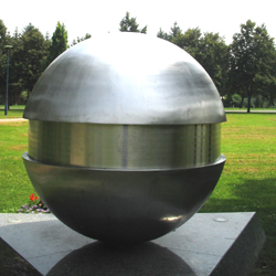 «La guerre et la paix» (ça a commencé par une promenade dans un parc, avec un monument étrange. Sûrement laid, mais qui me plaisait. Peut-être me plaisait-il seulement parce que c'était l'été, et parce que j'étais dans un parc.)
