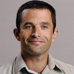 Lui, c'est Benoît Hamon, le n° 3 du Nouveau Parti socialiste de Montebourg et Peillon, celui qu'on voit jamais mais qui veut pas que les deux autres se fâchent. En fait je le trouve hyper excitant (c'est la première fois que je vois sa tête), j'assume, je fais pas semblant que l'assemblée générale de NPS à Fouras m'intéresse. 