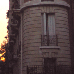 Ou peut-être que je suis juste une drama qui a besoin de toute l'attention, même à mauvais escient.