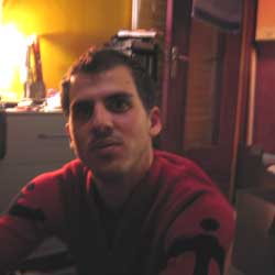 Pendant ce temps-là, Alex STAPS mange du farci poitevin.