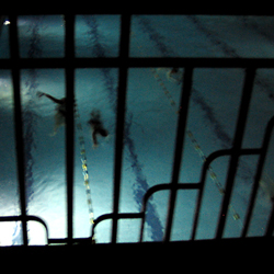 Jeudi: parfois, la faim et la repetition rendent la fatigue physique irreelle, addictive et hypnotique: on regarde vers le fond de la piscine et l'on pourrait couler, on continue. / Thursday: hunger and repetition sometimes make exhaustion unreal, addictive and hypnotic: you look down at the pool's bottom and could go down, you just go on.