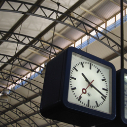 Une autre habitude à perdre en Ruritanie: le quart d'heure de retard./ Another habit to lose in Ruritania: 15 minutes late.