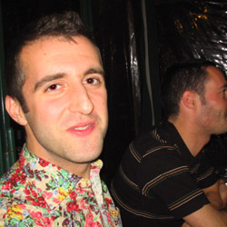 Une vie trop bien, du bonheur et de l'humour. Par contre François B2 n'a qu'une seule chemise casual. / A perfect life, happiness and humor. François B2 has got just one casual shirt, though.