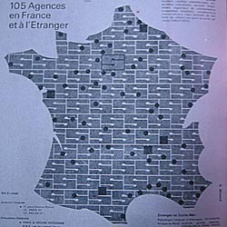 Le dimanche, on ressuscite un monde étrange de paquebots, de conseils d'administration, de costumes à grands revers. D'affaires entre camarades d'école, de sempiternels banquets aux truffes, d'étés à la Baule, d'hivers à Tignes, d'inaugurations et de communions solennelles. La bourgeoisie en noir et blanc des photos de famille.