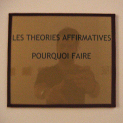 ...les hésitations, les doutes introspectifs de juillet restent, inéluctablement.