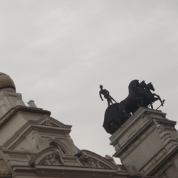 A Madrid: un vaste théâtre, le rococo d'une ville d'eau démesurée.