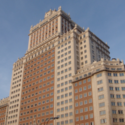 Comme Barcelone, Madrid a rêvé d'urbanité moderne et regardé vers New York, pour les gratte-ciel mais non le plan, que dicte ici l'escarpement.