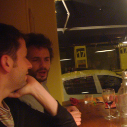En 2011, dans un dîner d'adieux à Paris, on criait plus fort que la table d'à côté, on mangeait des cochonnailles.