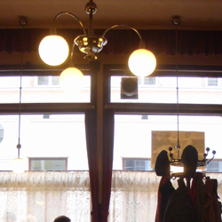 Toute une sociabilité de café se révélait, mitteleuropéenne par excellence. Les cafés se faisaient tantôt salons de thé pour dames de patronage gourmandes, tantôt foyers de la lassitude lounge, pour la jeunesse des dimanches affalée sur les banquettes, se remontant à coup de mélanges. Vienne hésitait sans cesse entre petit Berlin et gros Wiesbaden.