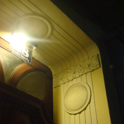 Vienne, nid d'espion où les avenues sont surtout solitaires, comme un décor de film noir à la remise. On se croirait dans Le Troisième Homme: la nuit tombée, le glas des églises angoisse comme un pressentiment, et qui dans le noir rompt de son pas le silence, effraie. On se hâte sur les pavés gluants de neige fondue. Du haut d'appartements gigantesques et lointains, on a soulevé le coin d'un rideau pour observer.